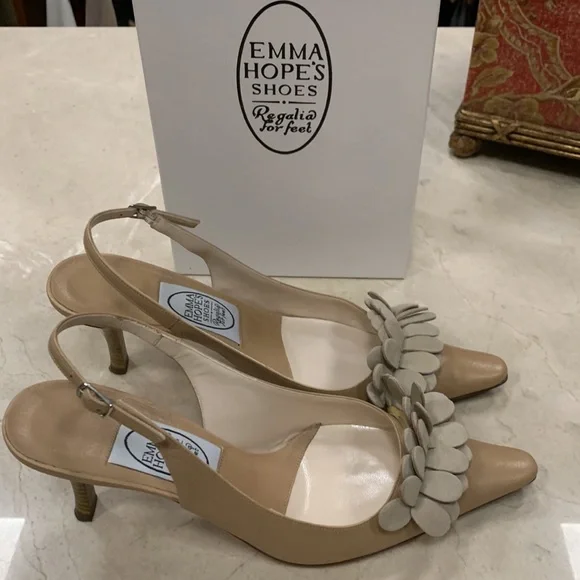 LIKE NEW EMMA HOPE REGALIA FOR FEET CAMEL LEATHER SLINGBACKS ROWS OF PETALS 8.5 - Picture 4 of 12